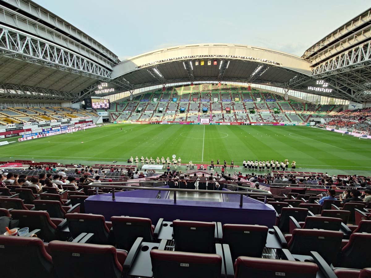 革張りシートが並ぶPremium Socio Club最高視野席、楽天モバイルでゆったり観戦