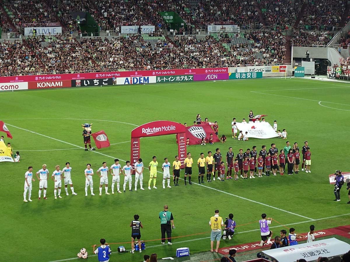 激しく競り合うヴィッセルと鳥栖の選手、楽天モバイル観戦で捉えた迫力