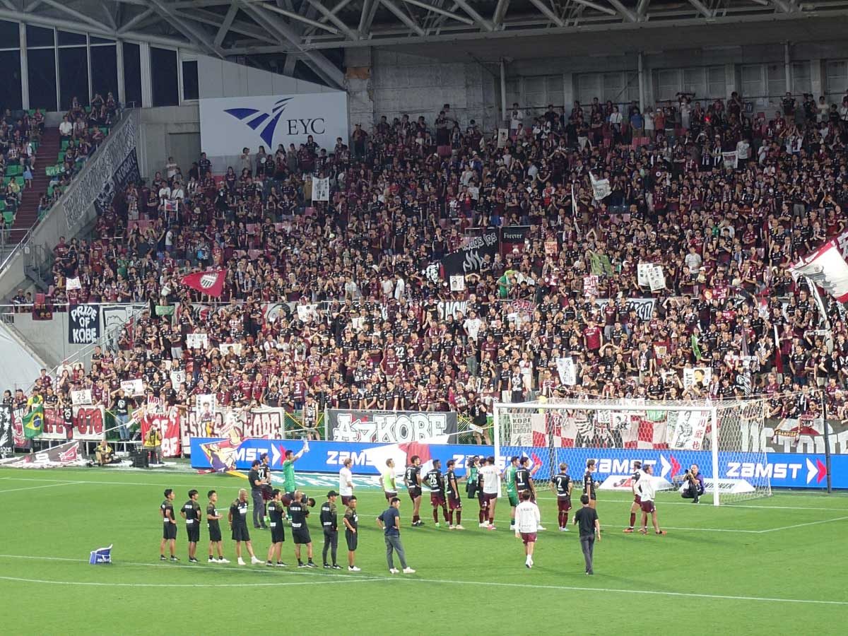 試合終了後、勝利を喜ぶ選手たちへ拍手を送る楽天モバイル観戦客
