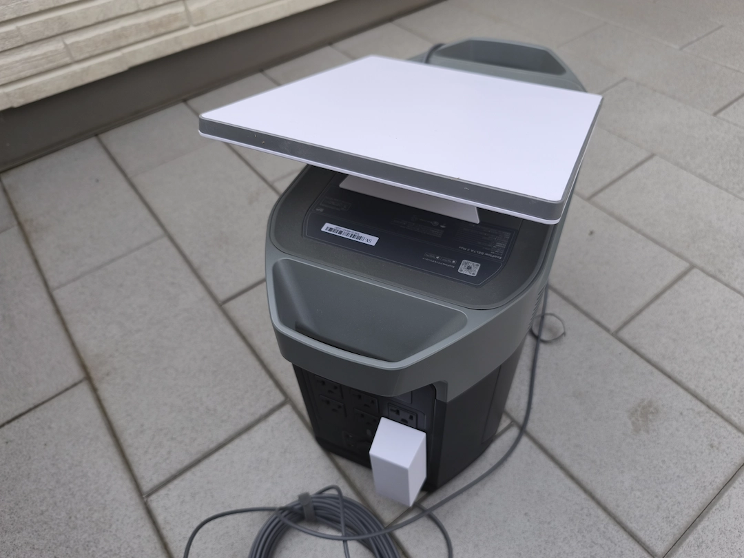 Starlink Miniをポータブル電源に接続し、屋外での使用テストを実施している様子。