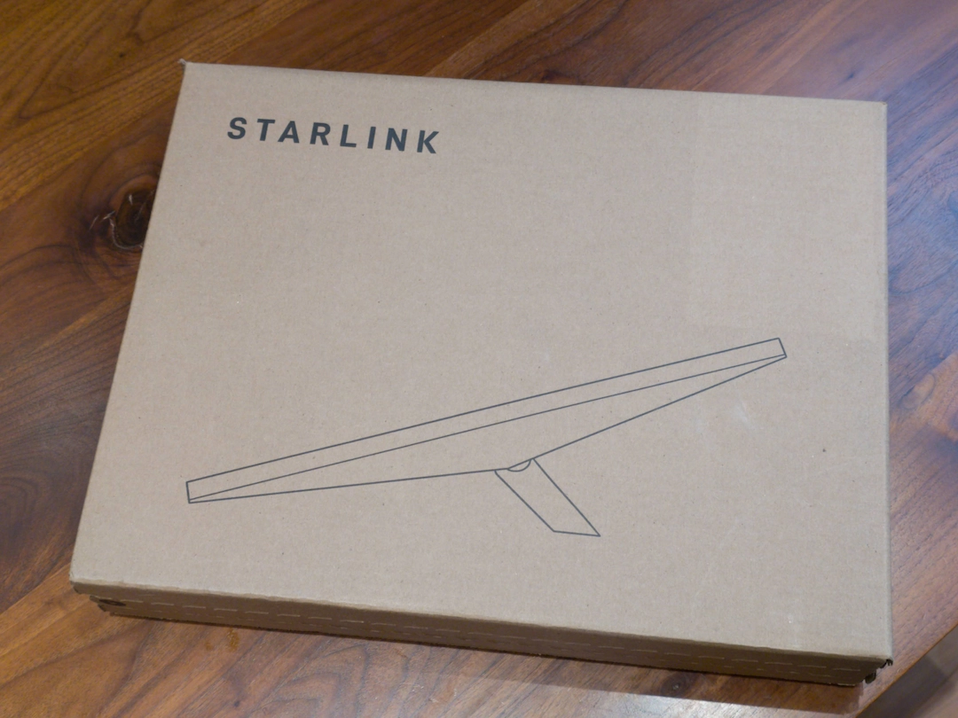 Starlink Miniの外箱デザイン。シンプルなパッケージングで、Starlinkのロゴと端末のシルエットが描かれている。