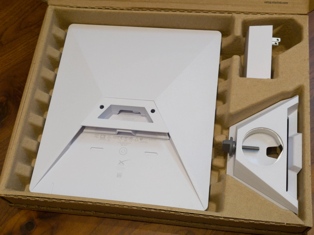 Starlink Miniの開封直後の様子。受信端末、スタンド、電源アダプターが梱包されている。