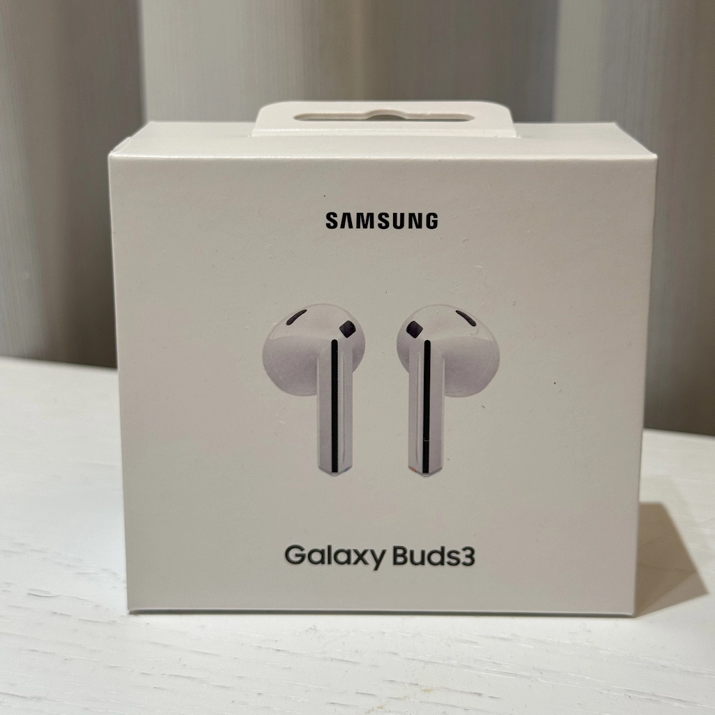 Galaxy Buds3の白いパッケージ。正面にイヤホンのイラストが描かれたシンプルデザイン。