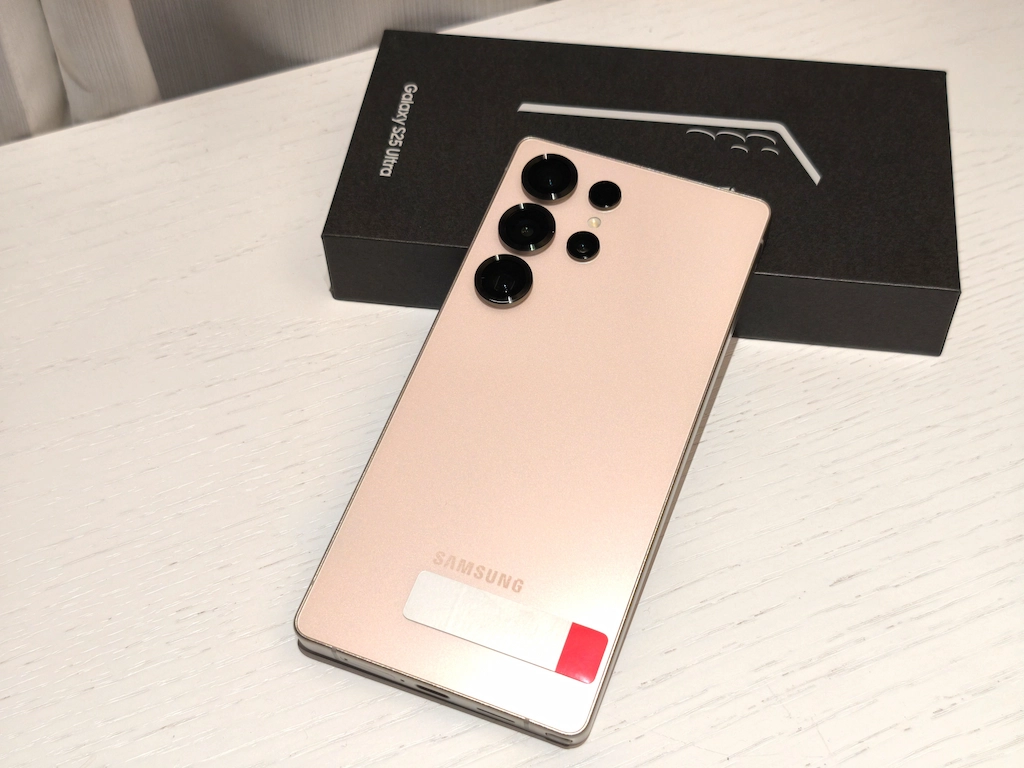 Galaxy S25 Ultra本体と化粧箱を並べて撮影。高級感あるピンクゴールドが映える。