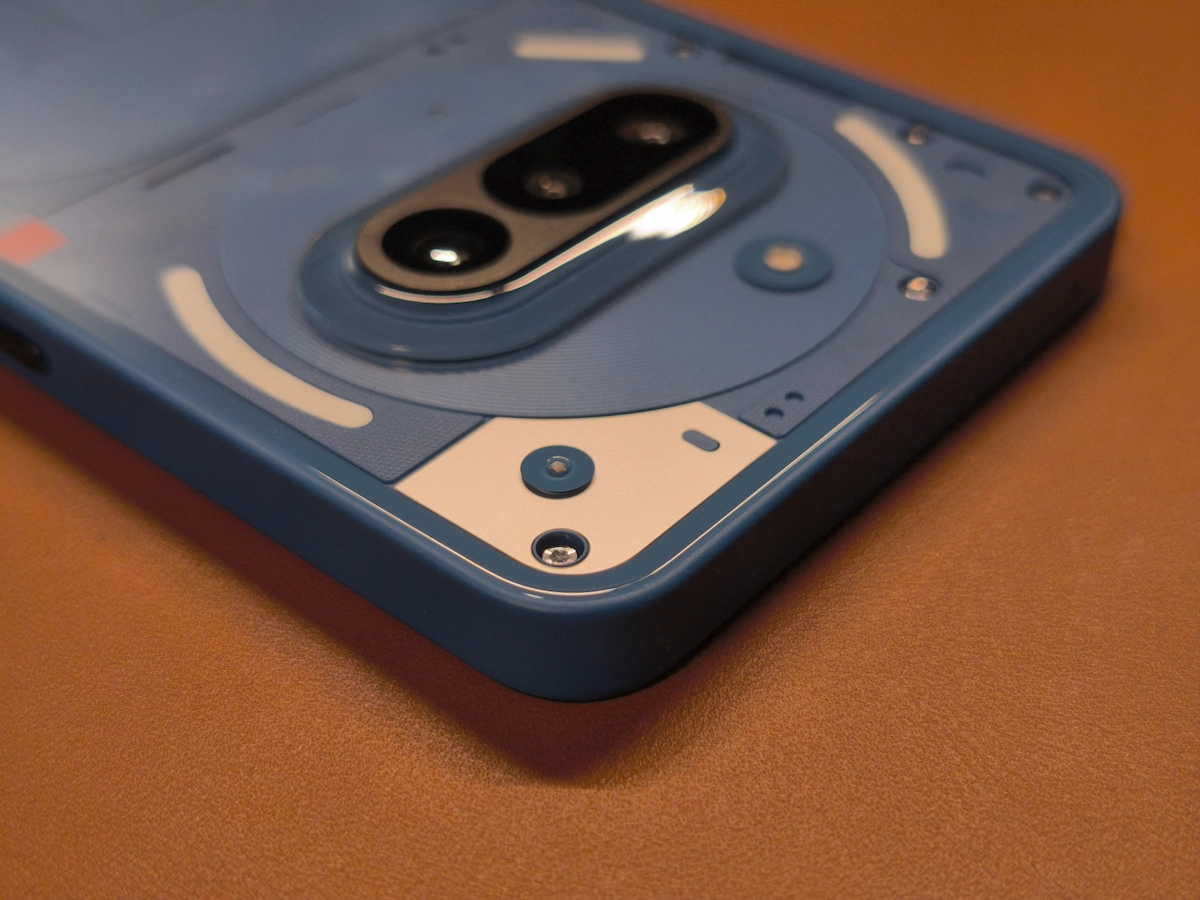 Nothing Phone (3a)ブルーの50MPトリプルカメラとGlyphライトを至近距離で撮影、リング状LEDとカメラモジュール構造が分かる写真