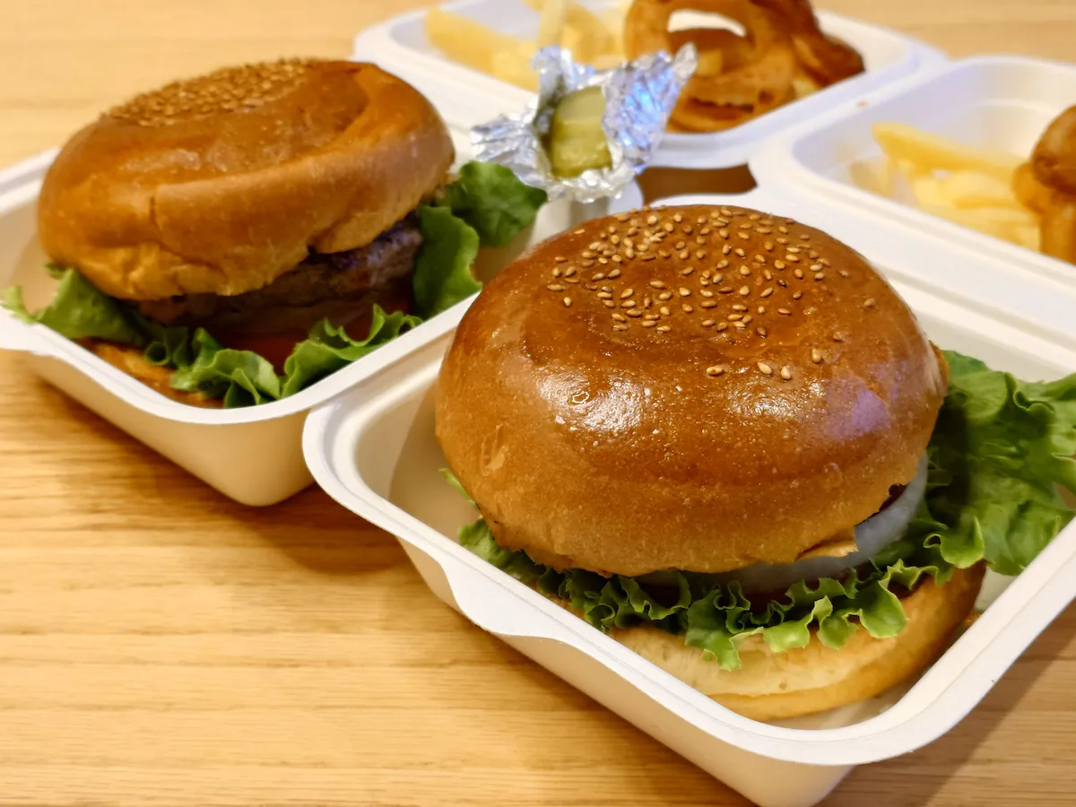 「BACK COUNTRY Burger & Cafe」でテイクアウトした本格的なハンバーガー。ふっくらしたバンズとジューシーなパティが美味しそう。