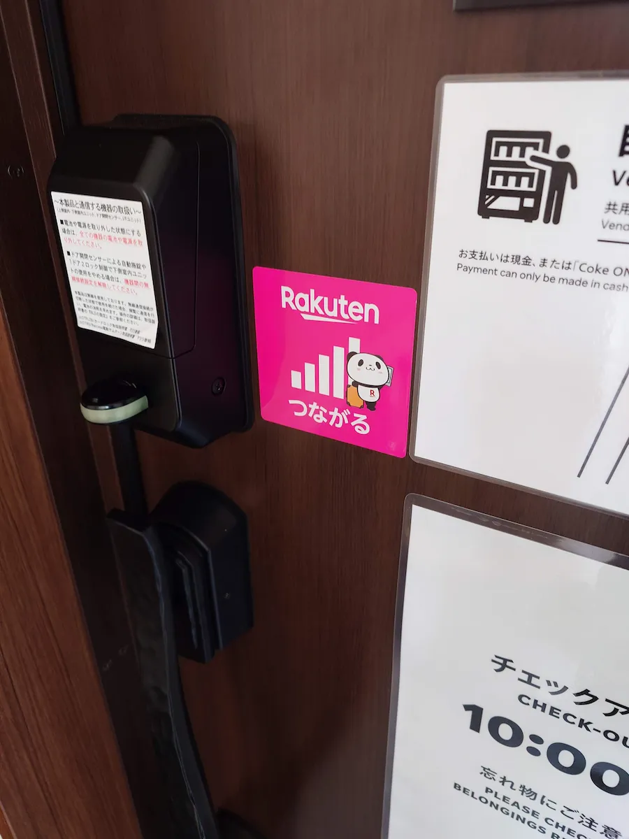 楽天STAY VILLA 八ヶ岳の客室ドアに貼られた「楽天モバイル つながる」のステッカー。施設内で楽天モバイルの電波が良好であることを示している。