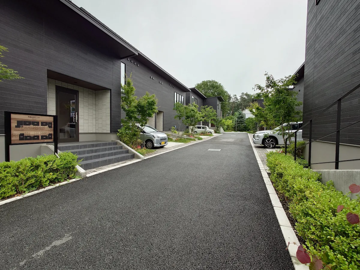 楽天STAY VILLA 八ヶ岳の施設全体の外観。黒を基調としたモダンなデザインの独立型ヴィラが、専用通路に沿って落ち着いた雰囲気で立ち並んでいる。