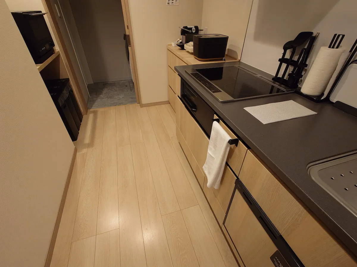 楽天STAY VILLA 八ヶ岳の客室に完備されたモダンなキッチン。IHクッキングヒーターや調理器具、食器類が揃っており、長期滞在や家族連れの自炊に便利。