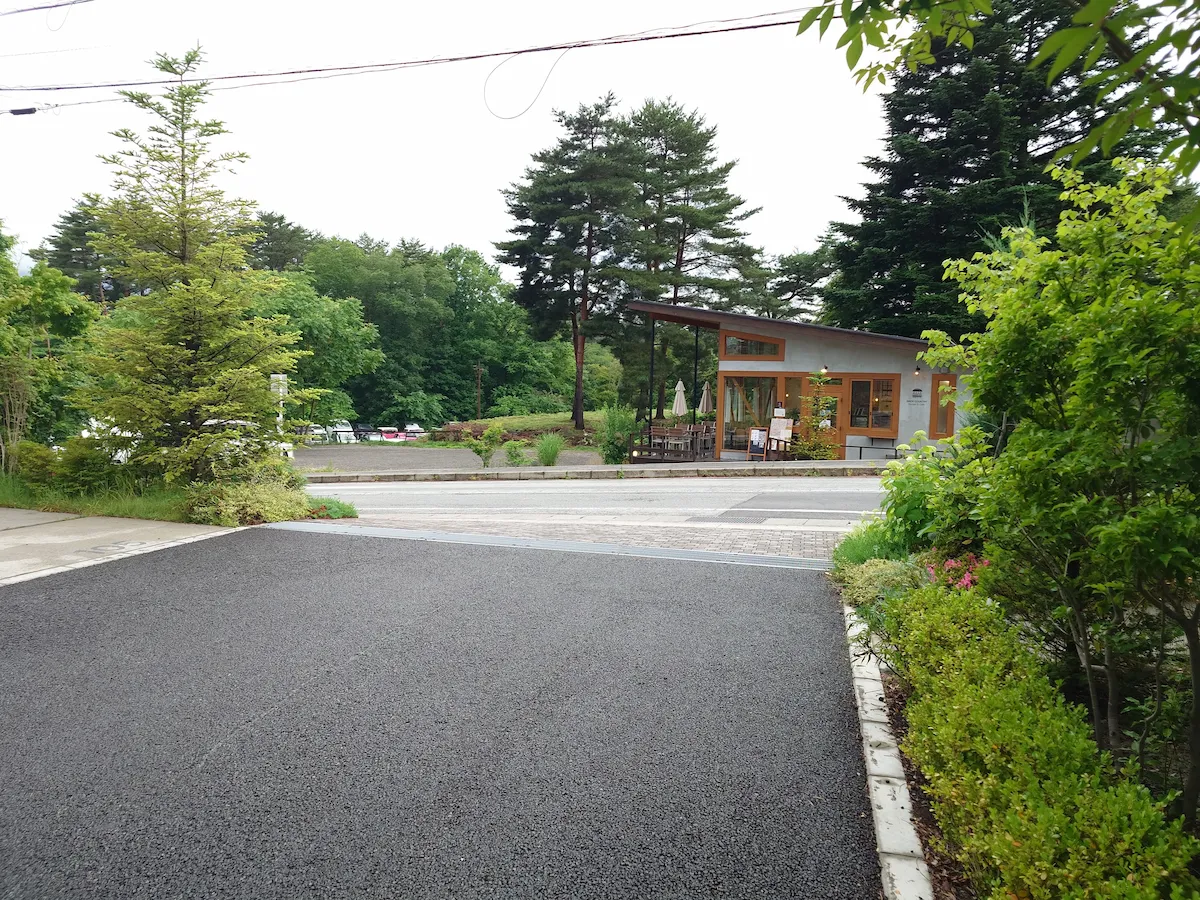 楽天STAY VILLA 八ヶ岳の道路向かいにあるフロント共用棟。木材とガラスを多用したモダンな建物で、滞在中のチェックイン手続きなどを行う。
