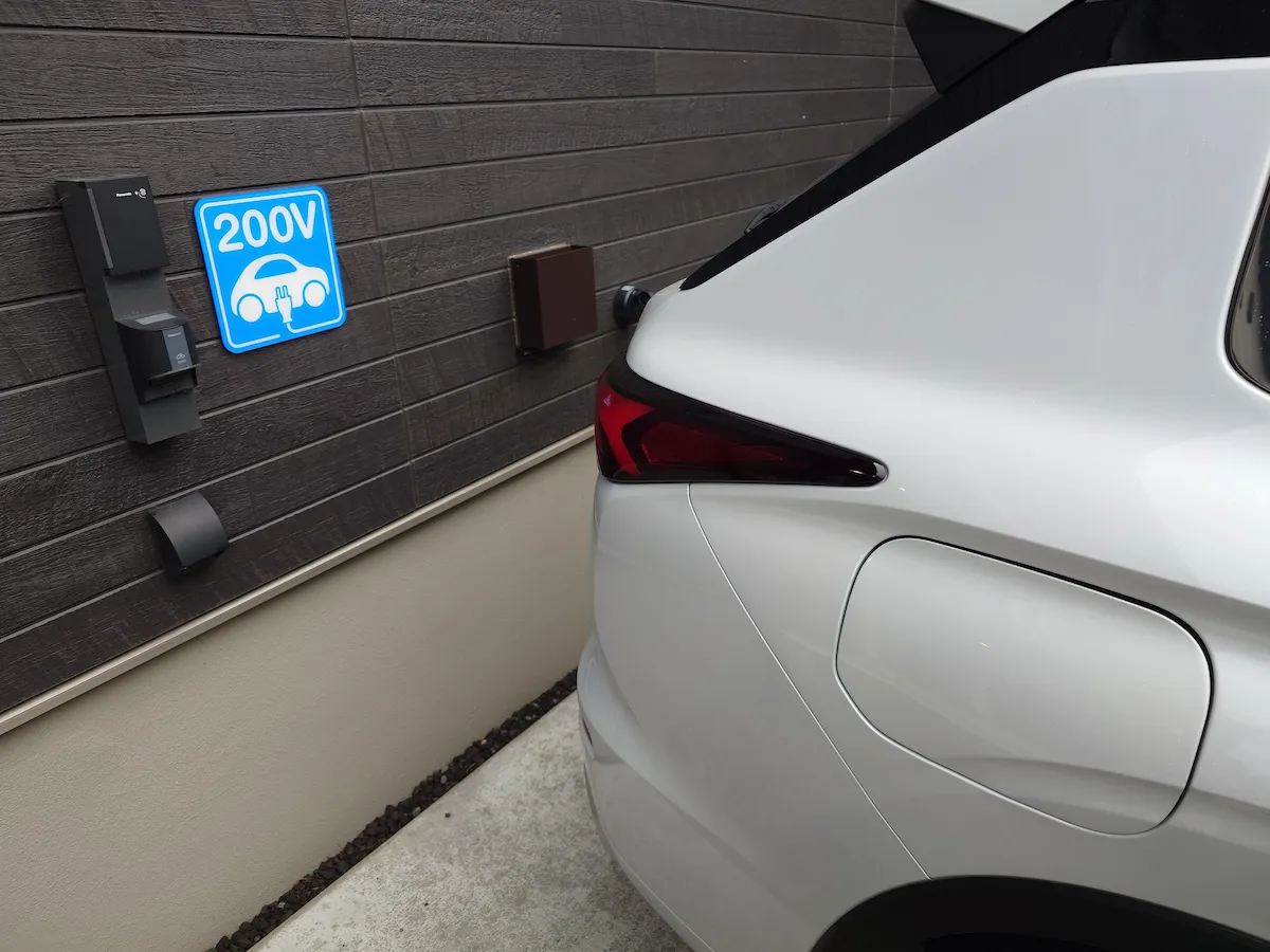 楽天STAY VILLA 八ヶ岳の各ヴィラに設置された200VのEV充電器。PHEVのSUV車を駐車し、宿泊中に充電可能な様子。
