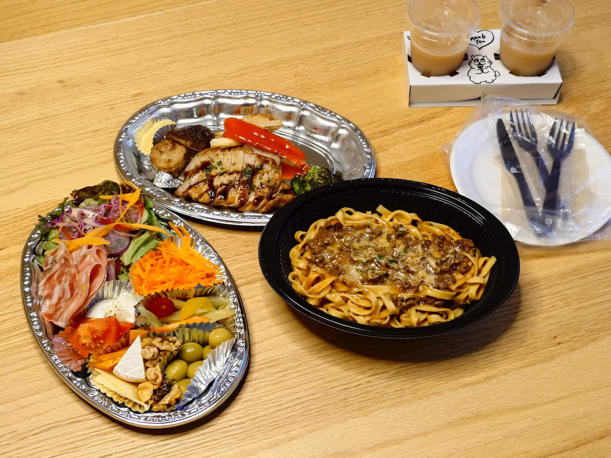 宿泊先のヴィラで楽しんだ豪華なディナー。八ヶ岳の人気イタリアン「VINOTECA(ヴィノテカ)」でテイクアウトしたもので、前菜盛り合わせ、グリルポーク、ボロネーゼが並ぶ。