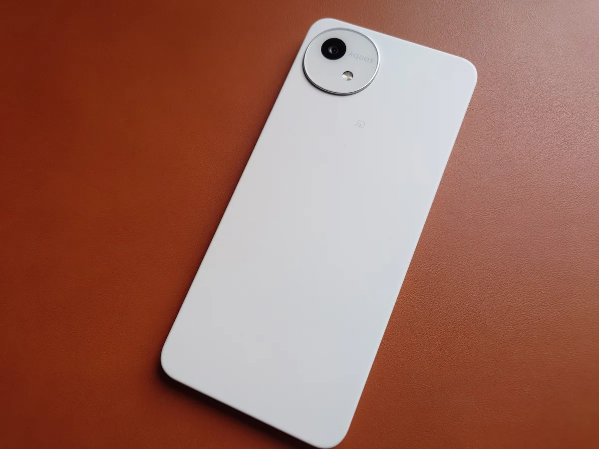 AQUOS wish5背面ホワイトのマット仕上げ、再生素材の質感とロゴ配置が伝わる落ち着いたデザイン写真