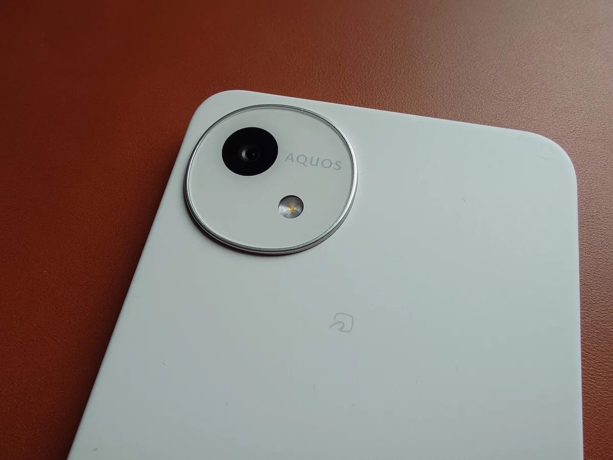 AQUOS wish5のカメラモジュール接写、シングルレンズとフラッシュの質感が分かる高精細なクローズアップ