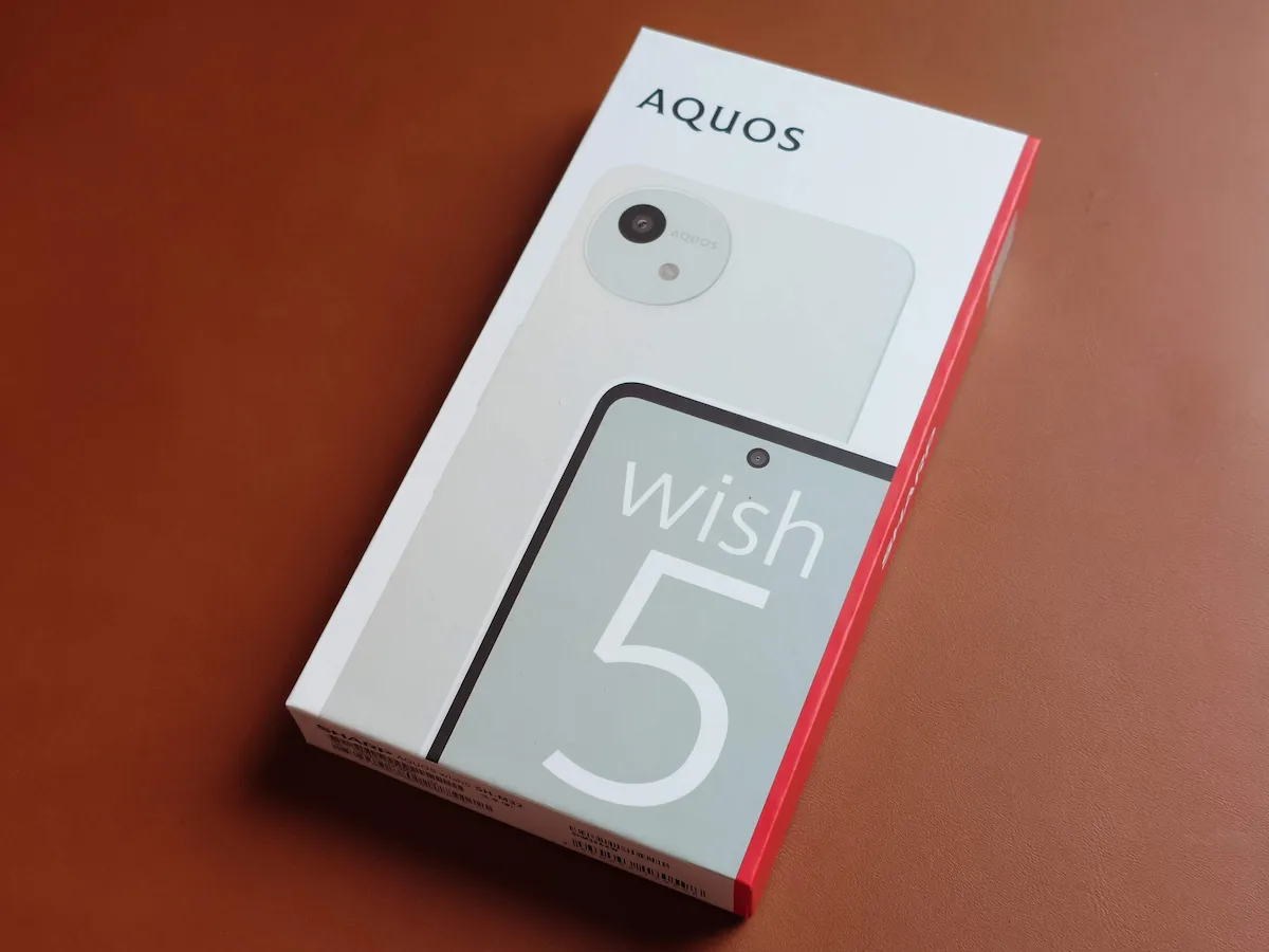 AQUOS wish5の化粧箱と同梱物、シンプルで環境配慮を感じるミニマルなパッケージデザインの写真