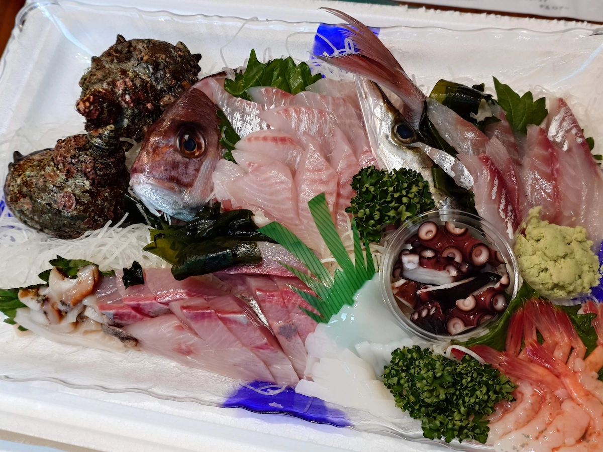 舟盛り風の刺身盛合せ。鯛や青魚、イカ、タコ、甘えびにサザエと薬味を添えた豪華なパック