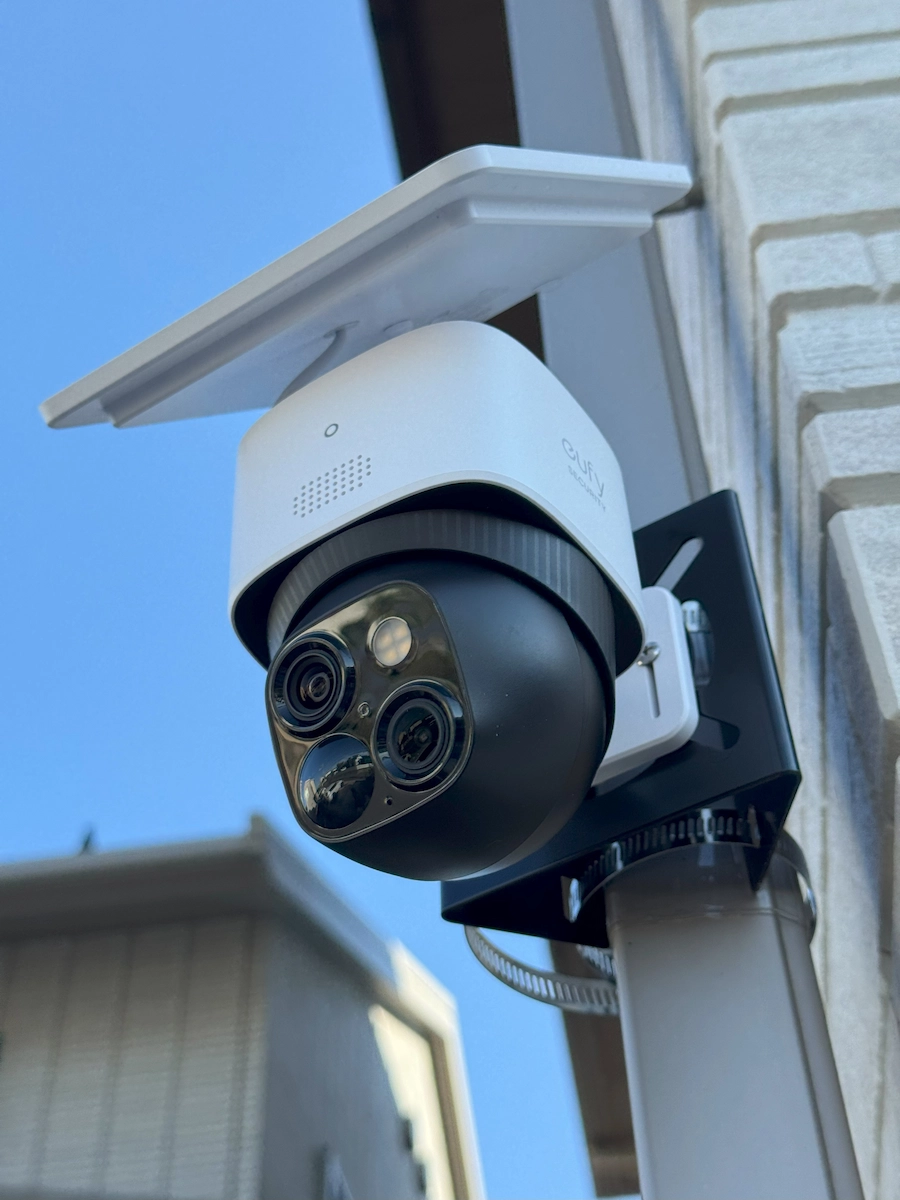 eufy SoloCam S340を外壁へ固定設置。ソーラーパネル一体型で常時充電する屋外監視カメラ