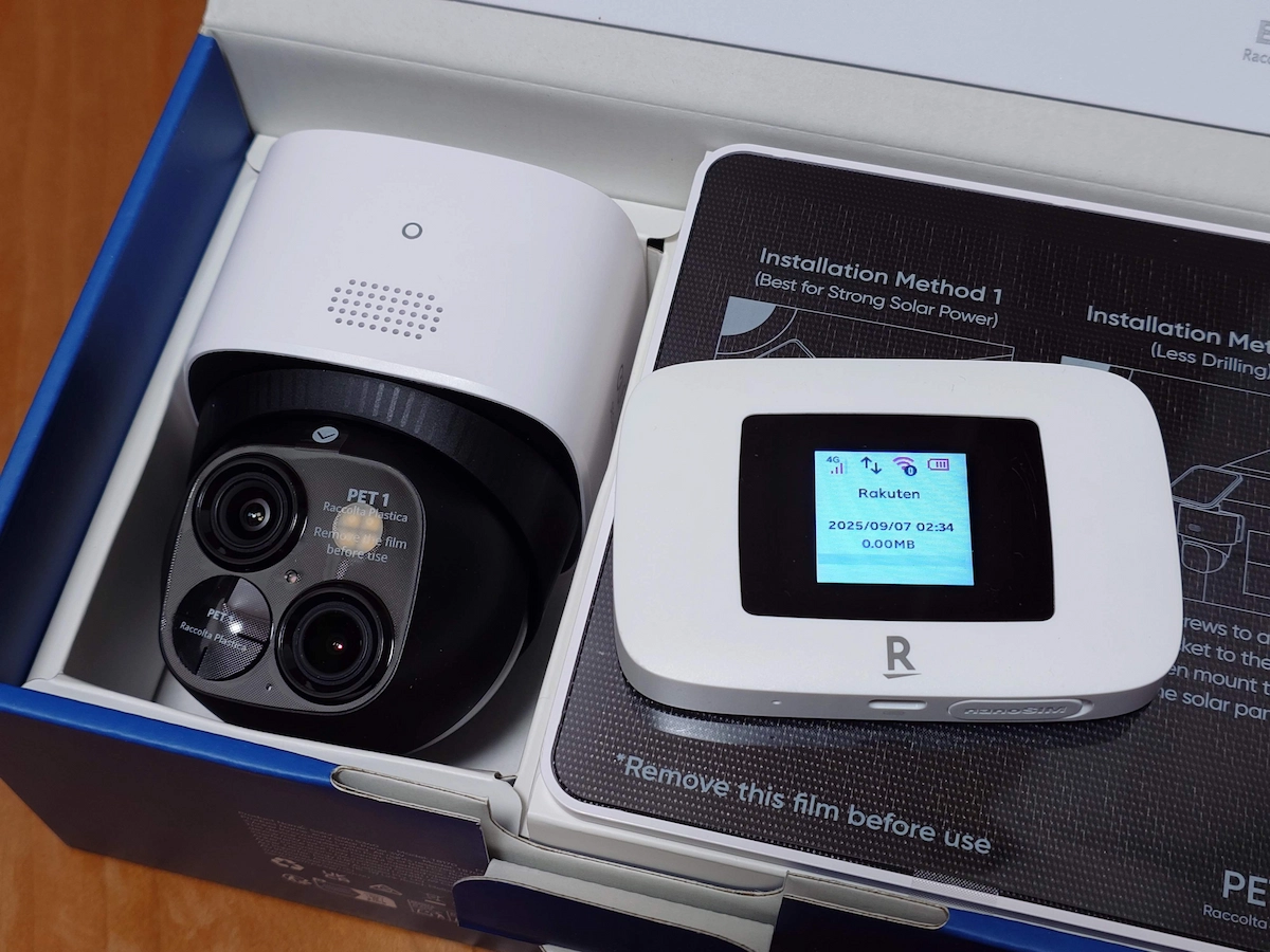 開封直後の同梱物。屋内でカメラ本体とRakuten WiFi Pocketを並べサイズ感を比較