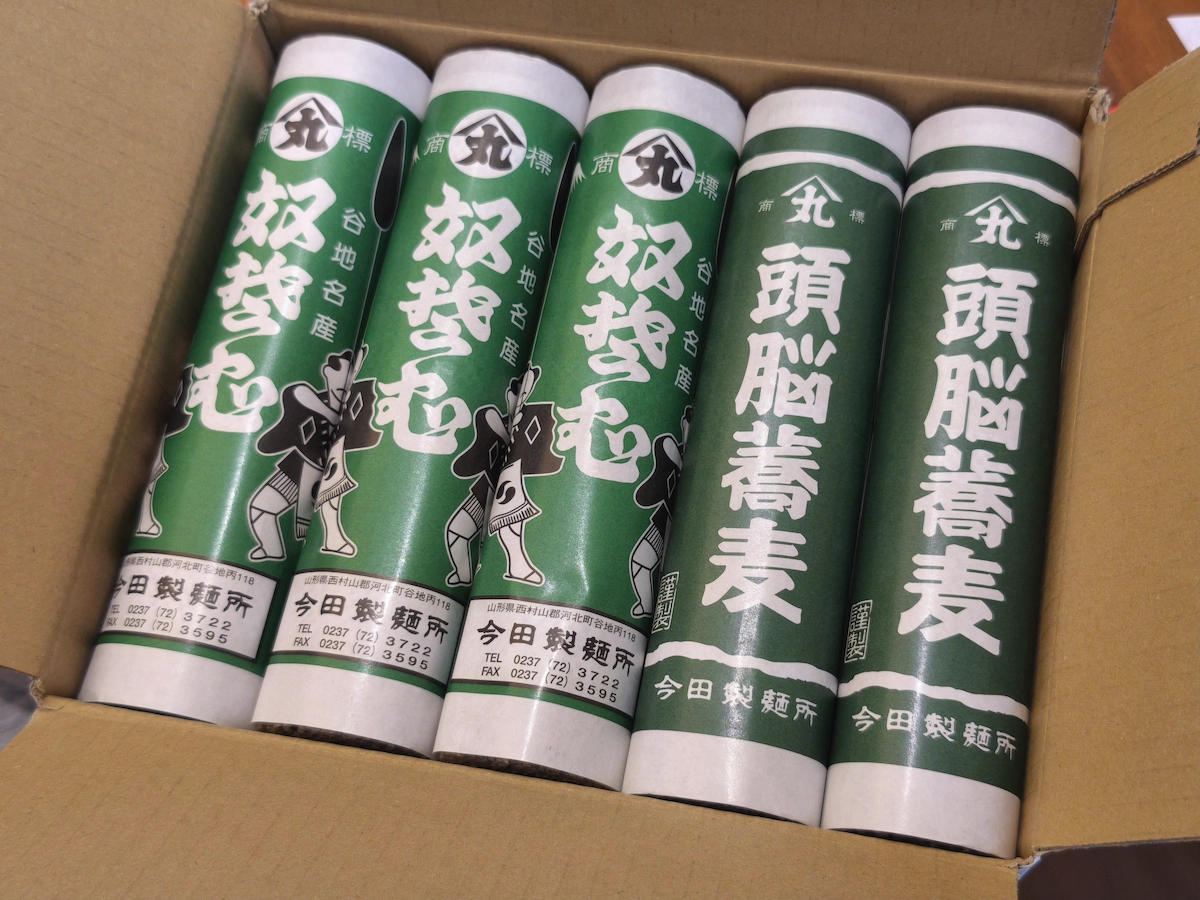 山形県河北町谷地の名物そば詰め合わせ。今田製麺所の「頭脳そば」など紙筒パッケージを箱で撮影