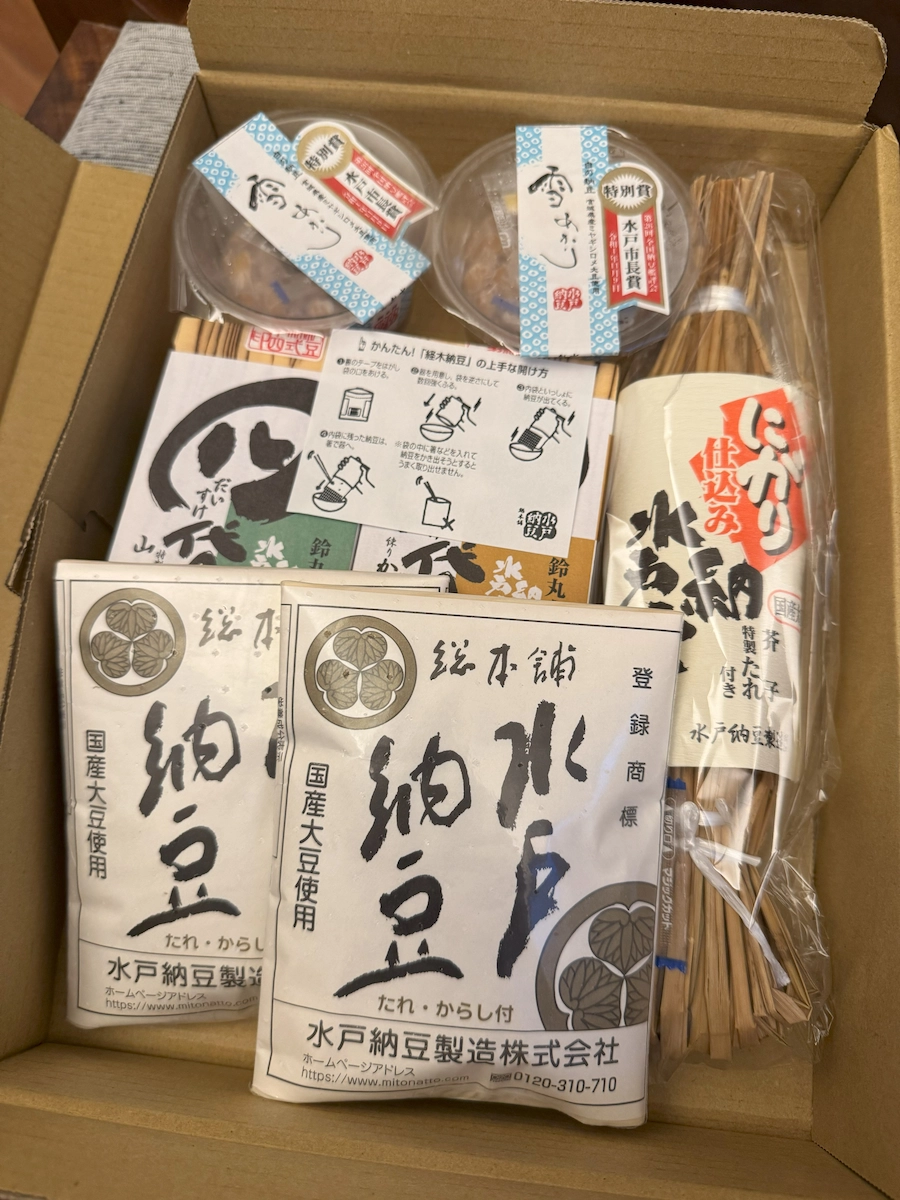 水戸納豆の詰め合わせ。わら納豆やカップ入りなど多彩なセット内容を箱のまま上から撮影