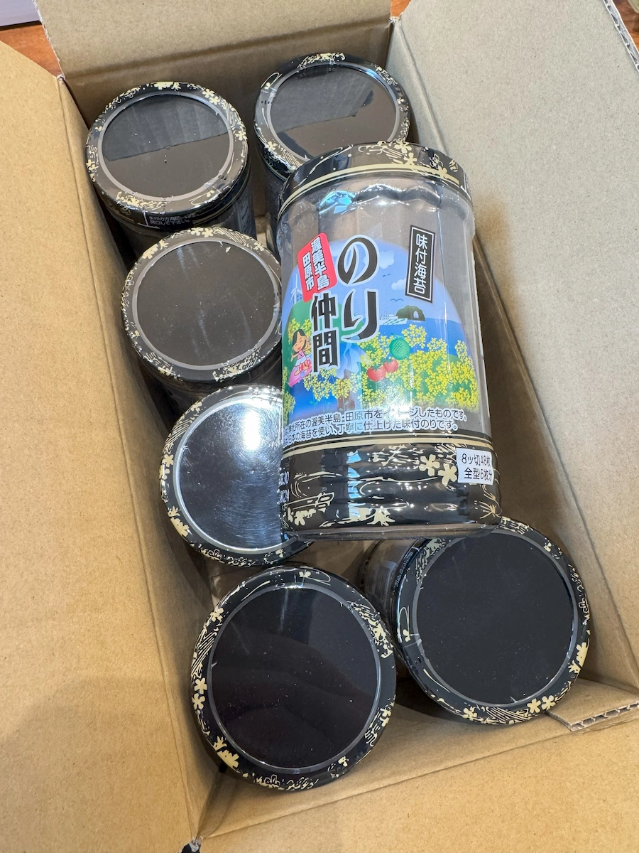 味付海苔「のり仲間」ボトルを複数本まとめ買い、段ボール箱に収められた状態を上から撮影