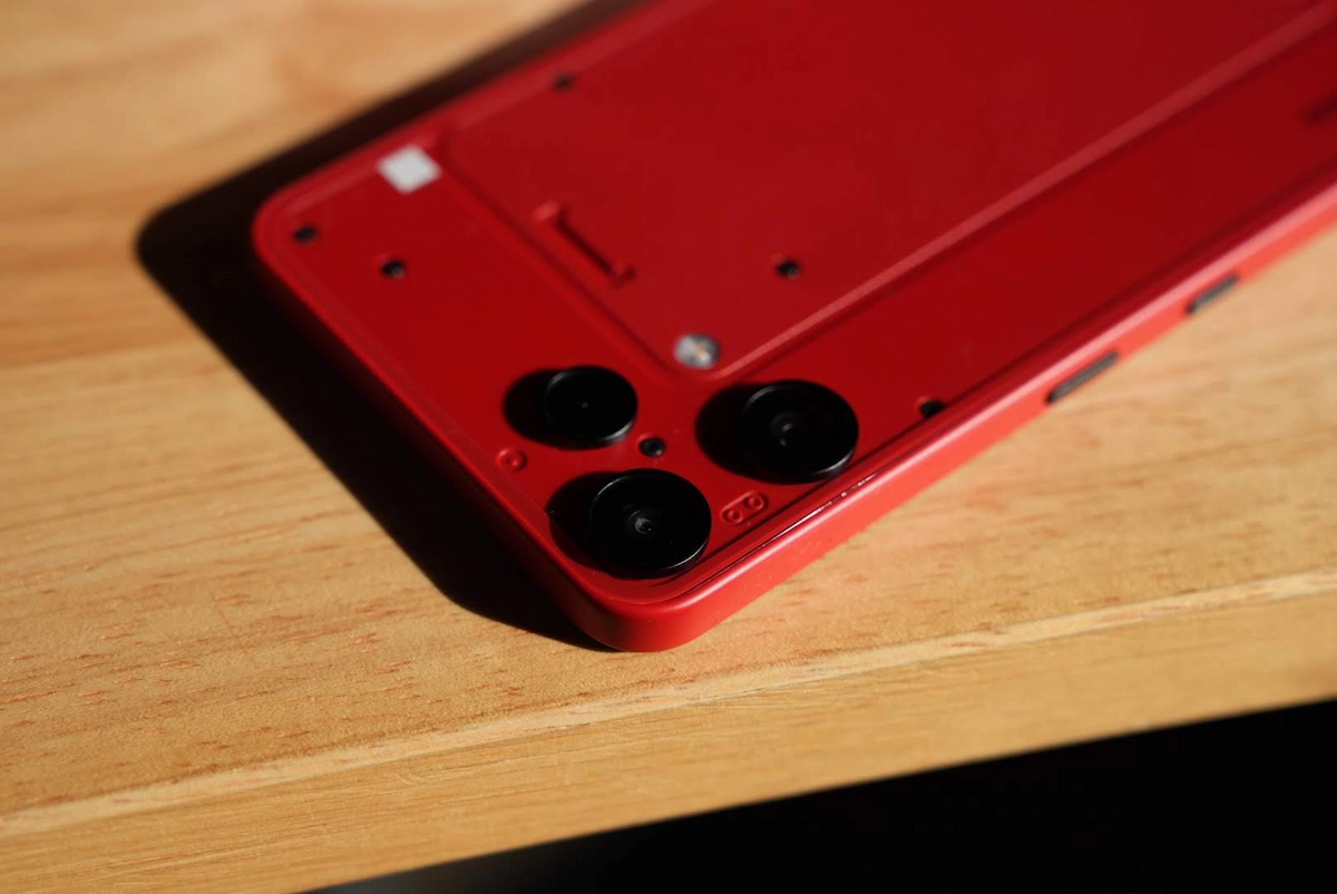 Nothing Phone (3a) Liteの背面カメラ部分のアップ。特徴的なデュアルカメラデザインとメカニカルな造形。
