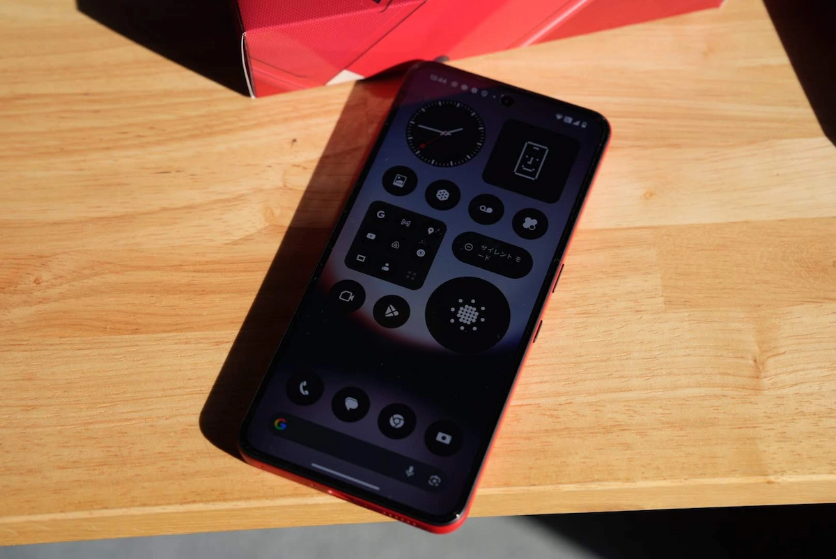 Nothing Phone (3a) Liteのディスプレイ正面。独自のNothing OSウィジェットが表示されたスタイリッシュなホーム画面。