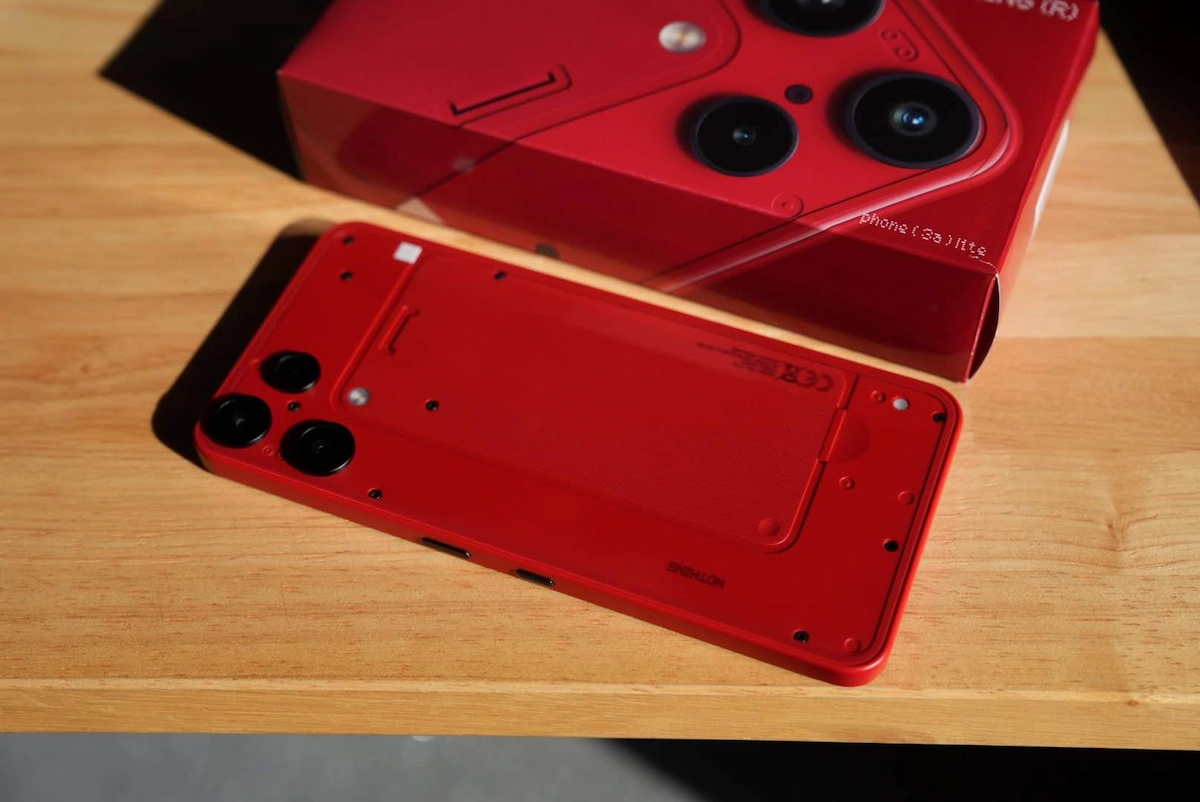 楽天モバイル限定カラー「レッド」のNothing Phone (3a) Lite。背面の透明感あるデザインとパッケージボックス。