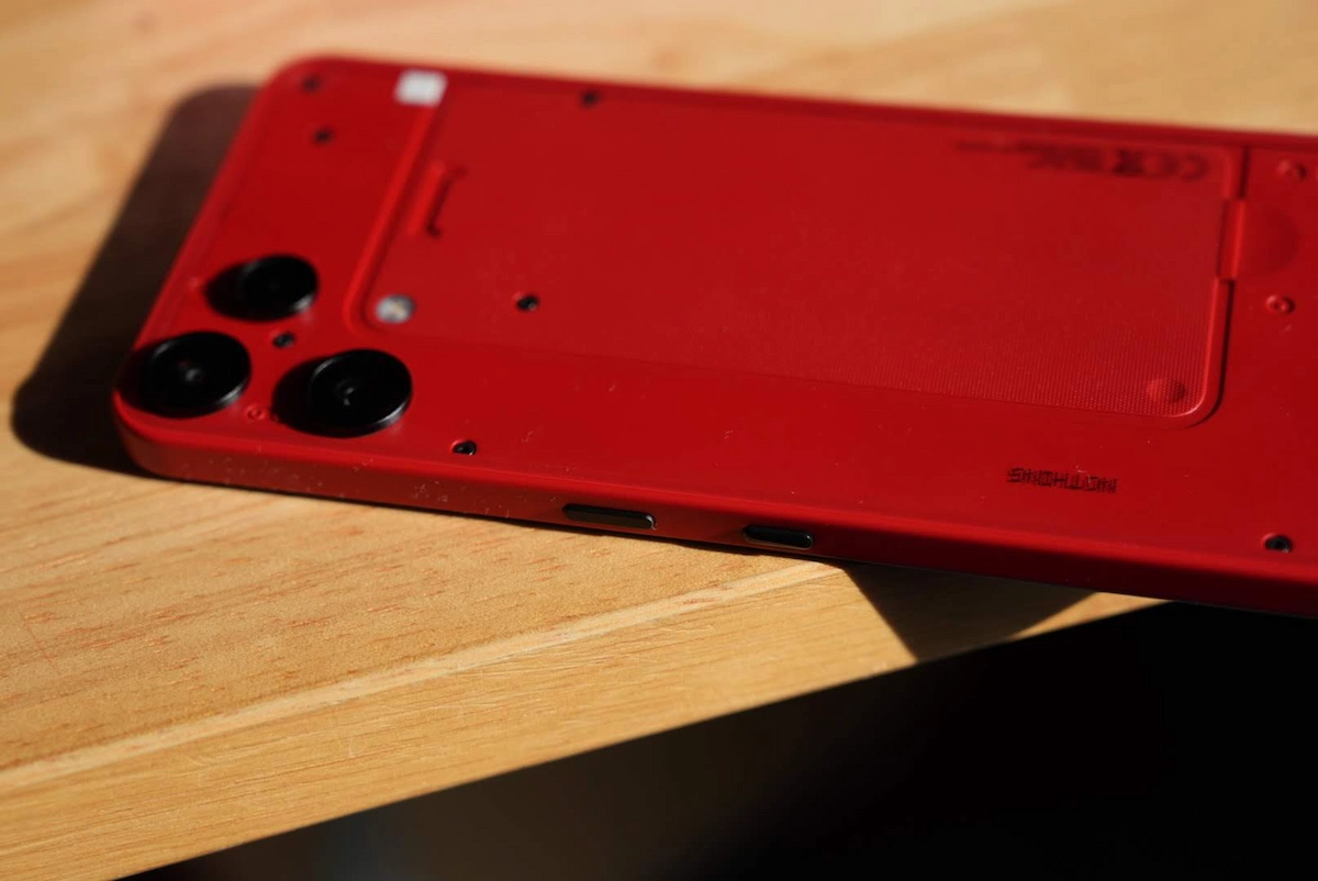 Nothing Phone (3a) Liteの側面デザイン。マットな質感のレッドフレームと電源ボタンの配置。