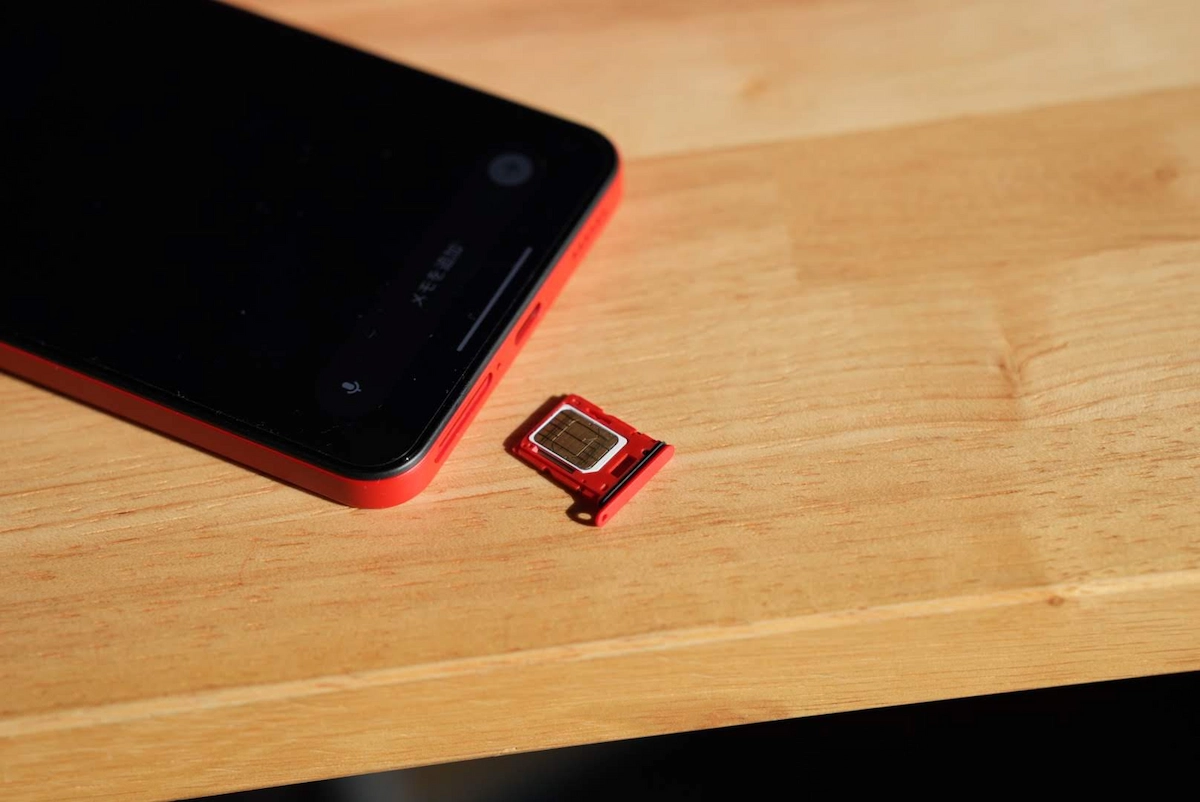 Nothing Phone (3a) LiteのSIMトレイ。物理nanoSIMカードスロットの仕様確認。